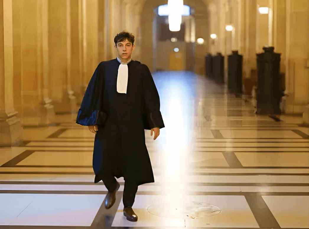 Maître Mathieu Sassi, avocat au Barreau de Paris, dans les couloirs du Palais de Justice